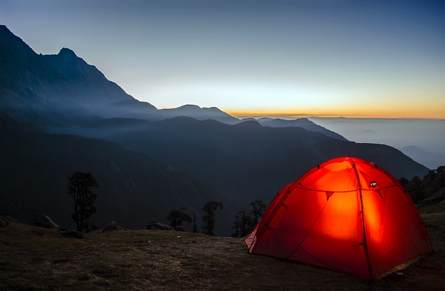Nemt at samle og transportere: Easy Camps bålstativ gør campinglivet endnu mere komfortabelt